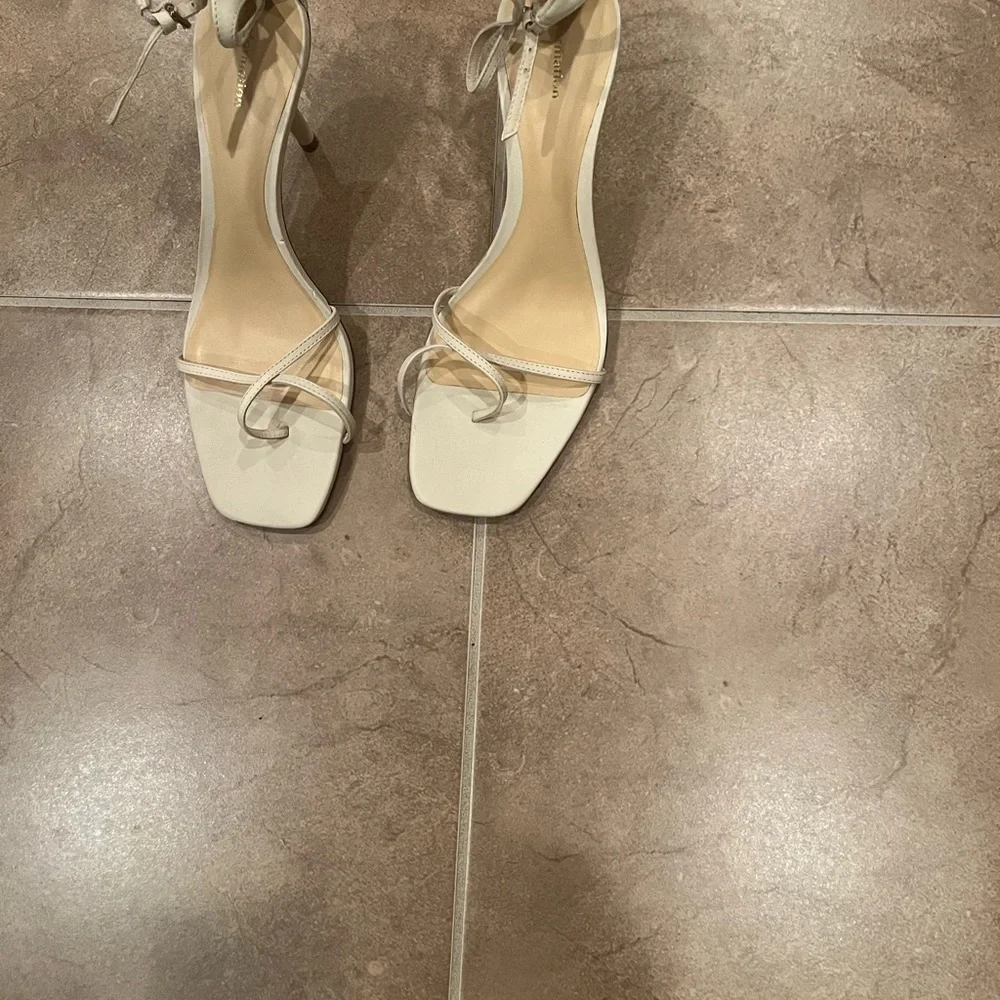 Reformation Gigi Strappy Mid Heel Sandal
Almond 9 $278 Curent - Picture 4 of 8